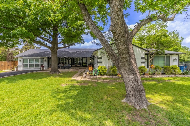 9207 Angora St, Dallas, TX 75218 - ranch-style home featuring fence and a front yard