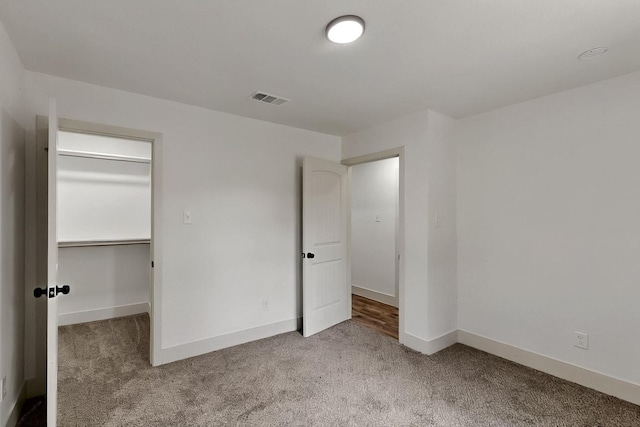 2188 Jordan Valley Dr, Dallas, TX 75253 - unfurnished bedroom featuring carpet flooring, baseboards, a walk in closet, and a closet