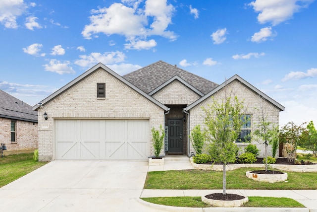 view of front of house featuring a garage, roof with shingles, driveway, and a front yard