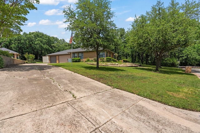 single story home with a front yard