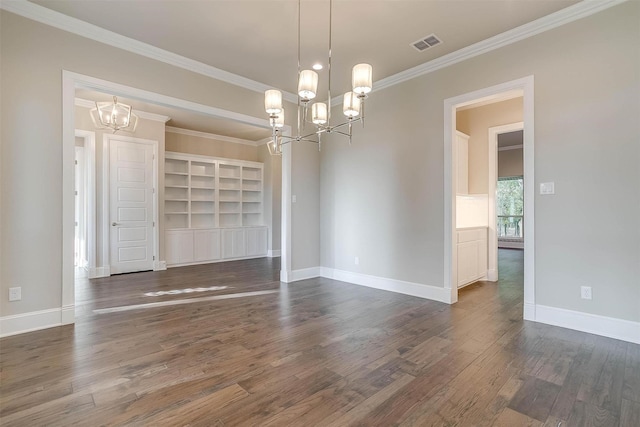 unfurnished room featuring crown molding, dark wood-style flooring, an inviting chandelier, baseboards, and visible vents