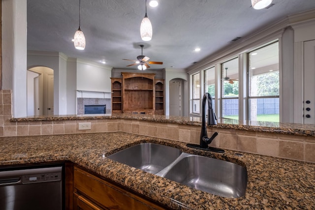 kitchen featuring a sink, dishwashing machine, a ceiling fan, and ornamental molding
