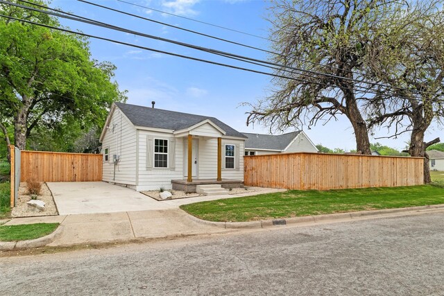 bungalow-style house featuring fence