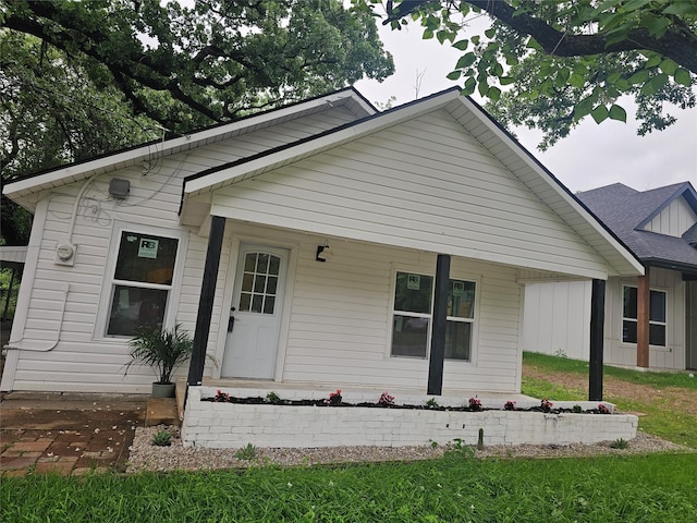 view of front of property featuring a porch