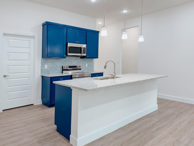 kitchen featuring a sink, appliances with stainless steel finishes, light wood-type flooring, and blue cabinetry