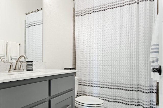 full bathroom with toilet, a shower with curtain, and vanity