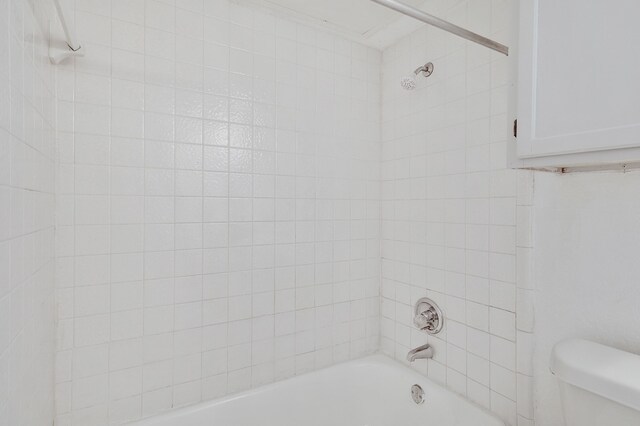 full bath with toilet and washtub / shower combination