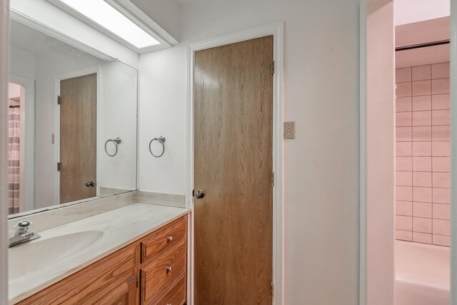 bathroom featuring a shower with curtain and vanity