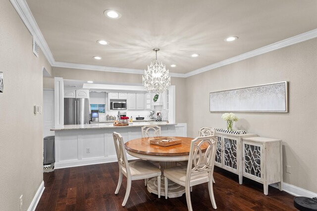 dining room featuring crown molding, a notable chandelier, dark wood finished floors, recessed lighting, and visible vents
