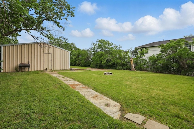 view of yard with an outbuilding
