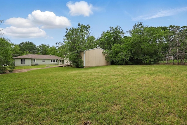 view of yard featuring an outbuilding