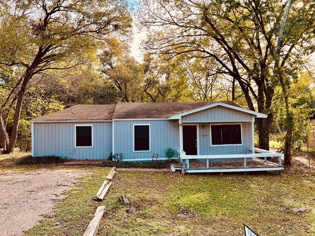 single story home featuring a shingled roof