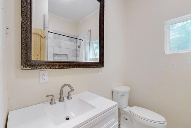 full bath featuring toilet, a shower with curtain, and vanity