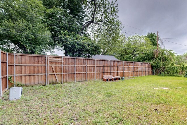 view of yard featuring a fenced backyard