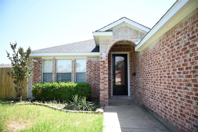 148 E Marguerita Dr, Garland, TX 75040 - kitchen featuring stainless steel appliances, a sink, light wood-style floors, and white cabinetry