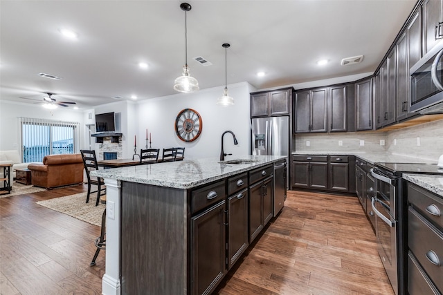 kitchen with visible vents, a sink, ornamental molding, and stainless steel appliances