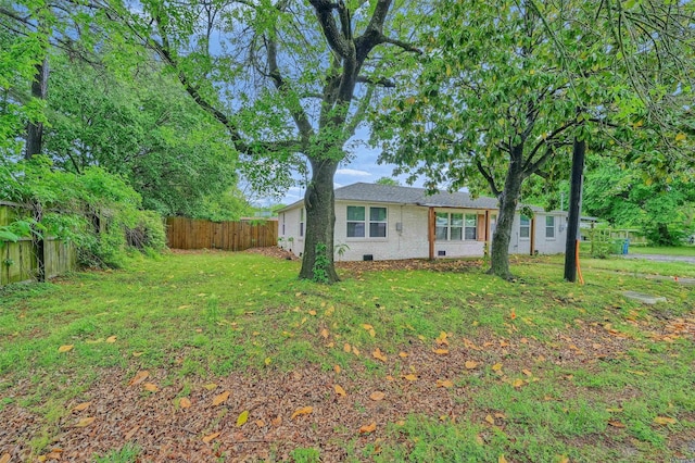view of front facade featuring fence, a front lawn, and crawl space