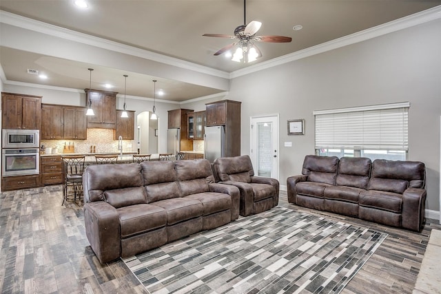 living room with crown molding, a ceiling fan, recessed lighting, wood finished floors, and visible vents