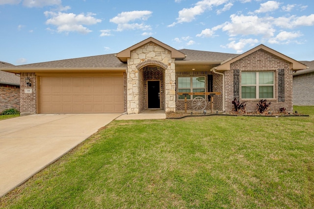 146 Willowbend Loop, Mabank, TX 75156 - ranch-style home with an attached garage, a front lawn, driveway, and brick siding