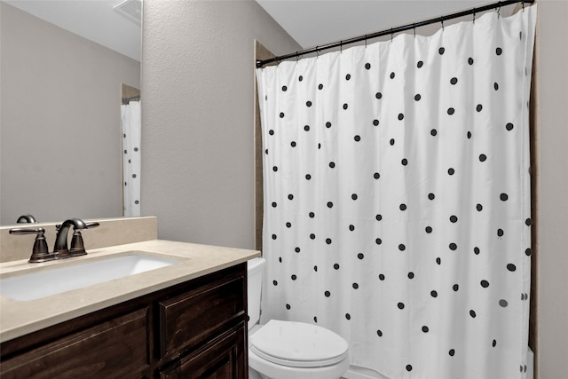 full bathroom with toilet, visible vents, curtained shower, and vanity