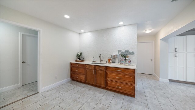 bar featuring a sink and recessed lighting