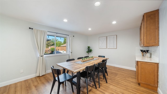 dining space featuring light wood-style floors, recessed lighting, and baseboards