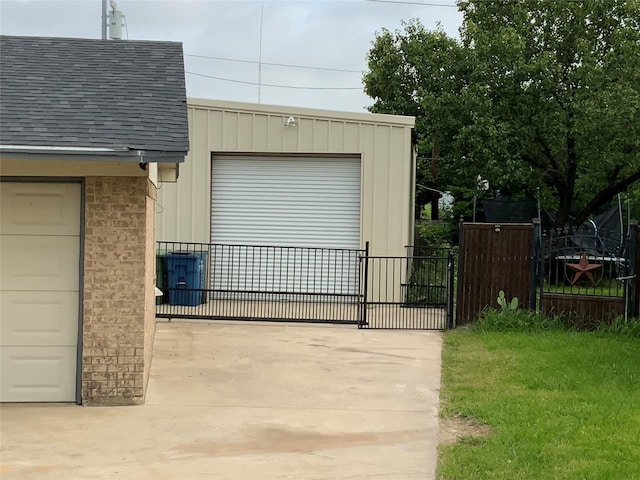 103 Jackilu St, Sanger, TX 76266 - garage featuring a gate
