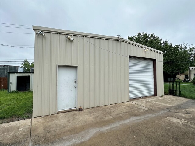 view of outdoor structure featuring fence and an outdoor structure