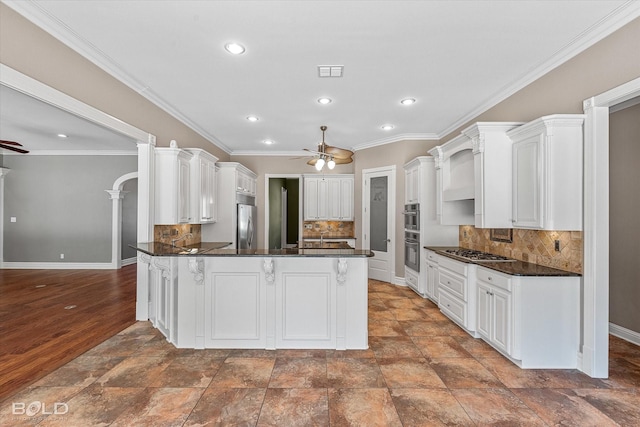 11 Chapel Creek Ln, Shreveport, LA 71106 - kitchen with ceiling fan, appliances with stainless steel finishes, a peninsula, recessed lighting, and dark countertops