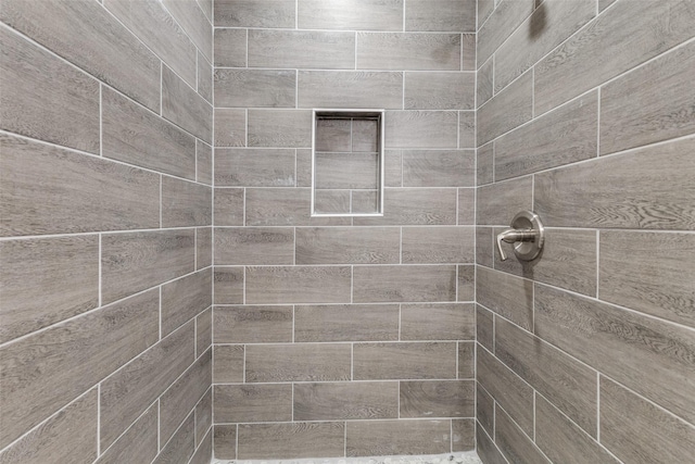 full bathroom featuring a tile shower