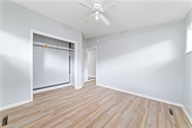 unfurnished bedroom featuring a ceiling fan, baseboards, light wood finished floors, and a closet