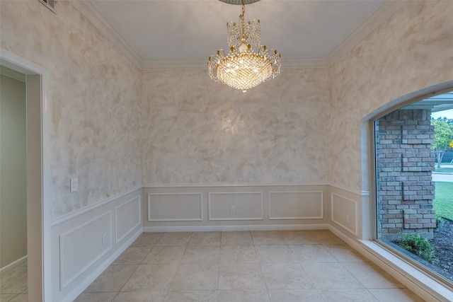 empty room featuring crown molding, arched walkways, a wainscoted wall, a chandelier, and a decorative wall