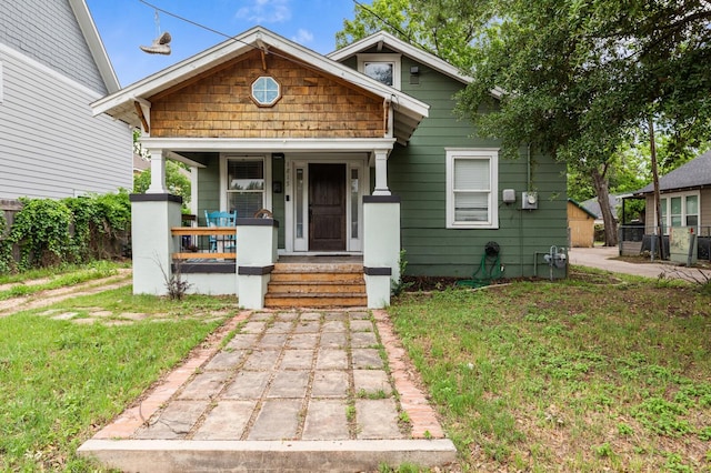 view of front facade featuring a porch and a front lawn