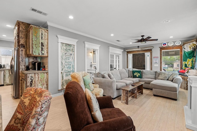 living area featuring light wood-type flooring, a ceiling fan, recessed lighting, and visible vents