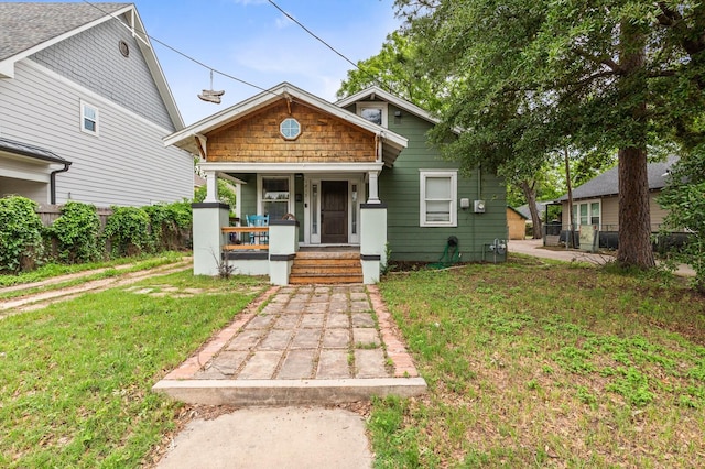 view of front facade featuring a porch and a front lawn