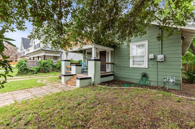 view of front facade featuring fence and a front yard