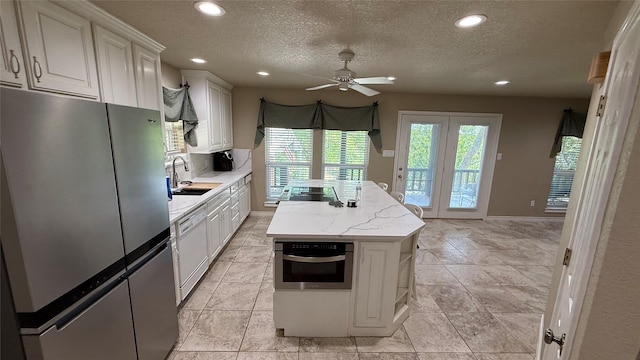 407 S Lakewood Cir, Lake Bridgeport, TX 76426 - kitchen featuring stainless steel appliances, a sink, ceiling fan, recessed lighting, and a center island
