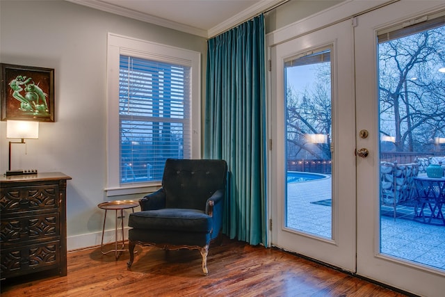 1635 Taft St, Dallas, TX 75208 - sitting room with crown molding, baseboards, plenty of natural light, and wood finished floors