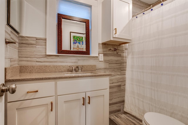 1635 Taft St, Dallas, TX 75208 - full bath with vanity, tile walls, a shower with curtain, and toilet