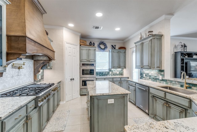 kitchen with a sink, stainless steel appliances, gray cabinetry, backsplash, and visible vents