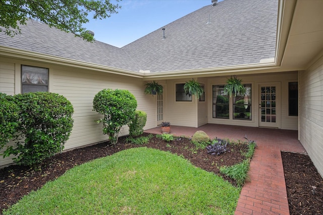 property entrance featuring a shingled roof