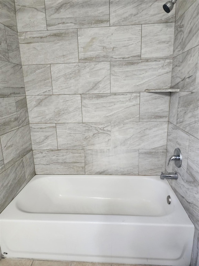 bathroom with bathtub / shower combination