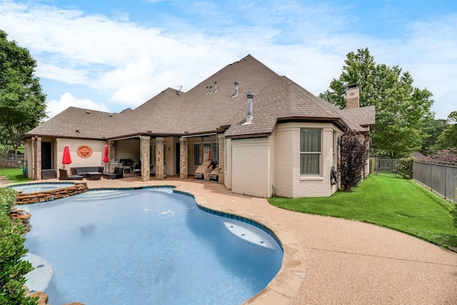 view of swimming pool featuring a pool with connected hot tub, an outdoor hangout area, a fenced backyard, a patio area, and a yard