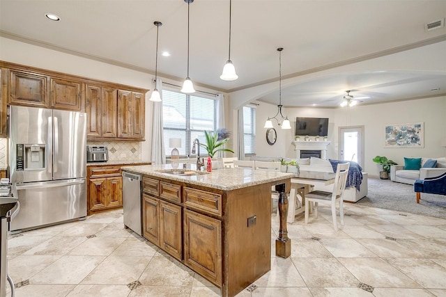 8357 Blue Periwinkle Ln, Fort Worth, TX 76123 - kitchen featuring a sink, stainless steel appliances, open floor plan, a ceiling fan, and ornamental molding