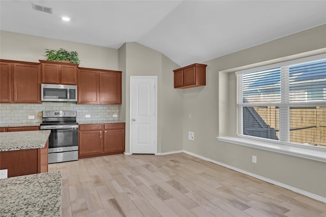 5320 Creek Hill Ln, Fort Worth, TX 76179 - kitchen with stainless steel appliances, decorative backsplash, light wood finished floors, baseboards, and vaulted ceiling