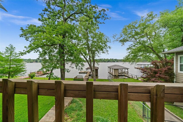 view of yard featuring a water view