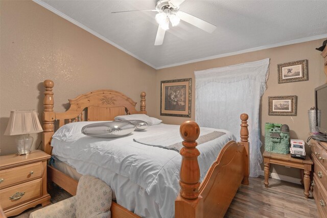 bedroom featuring crown molding, a ceiling fan, and wood finished floors
