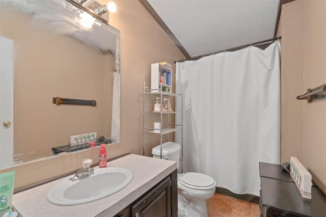 full bath with tile patterned flooring, curtained shower, toilet, and vanity