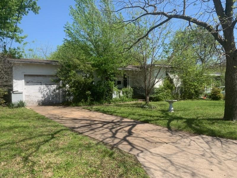 view of front facade featuring driveway and a front yard
