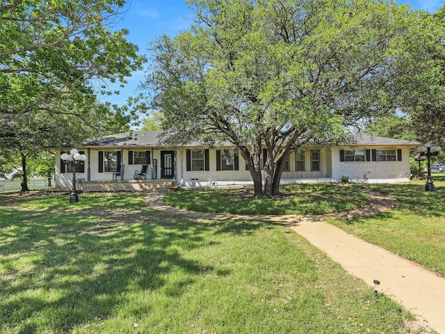 2802 Cinnamon Springs Rd, Glenn Heights, TX 75154 - ranch-style home featuring a porch and a front lawn